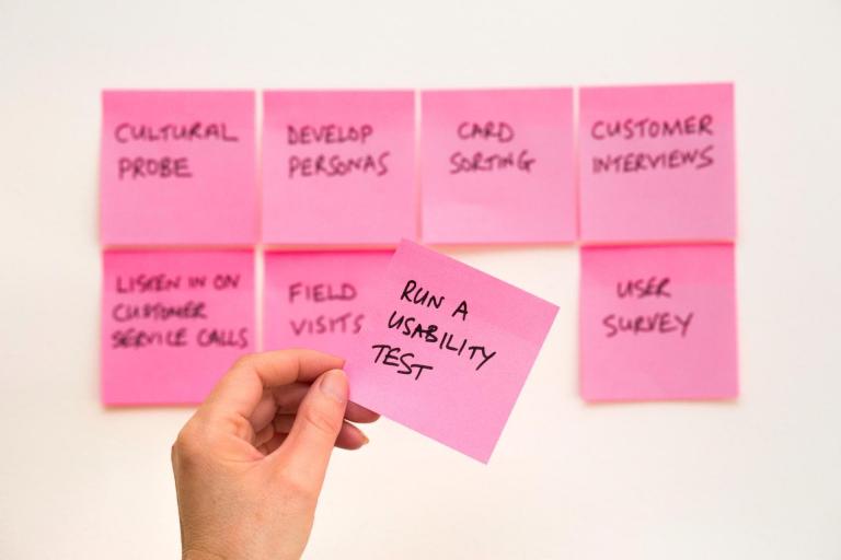hand with a sticky note - usability testing
