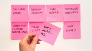 hand with a sticky note - usability testing